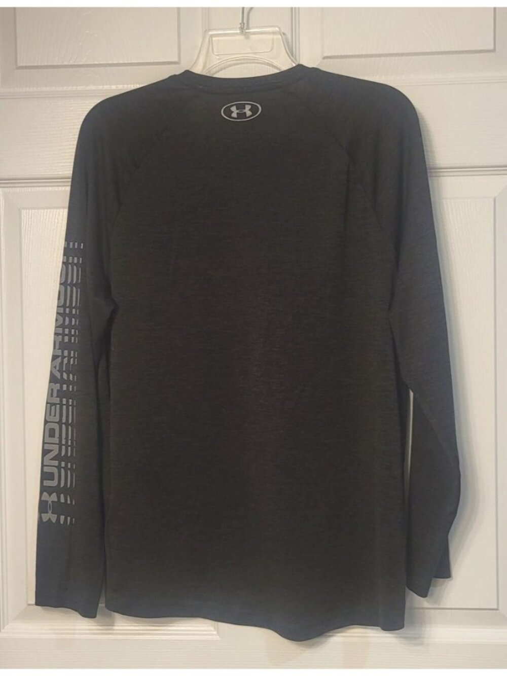 Under Armour Black Long Sleeve Heatgear Shirt Size M Athletic Fall Winter School